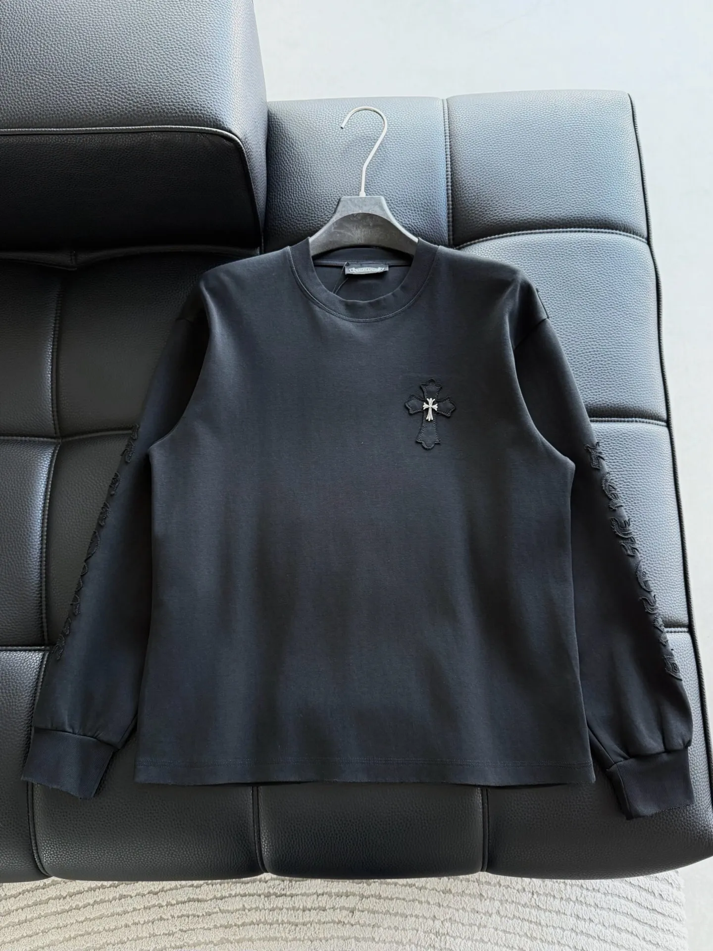 P426 Chrome Hearte CH new cross horseshoe Chrome Heart Sanskrit three-dimensional patchwork show craftsmanship, washed and frayed, double-sided cotton fabric, custom-dyed in the same vat with special bold 32-count double-strand 1X1 thread. .Light luxury, a must-have item for daily commuting for men and women.  Color: Black White Size: M~3x Style No.: 3589